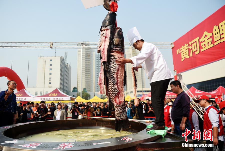 河南鄭州，一個直徑3.15米，深0.7米，可容納3噸高湯的“中原第一鍋”現(xiàn)場烹煮火鍋盛宴。