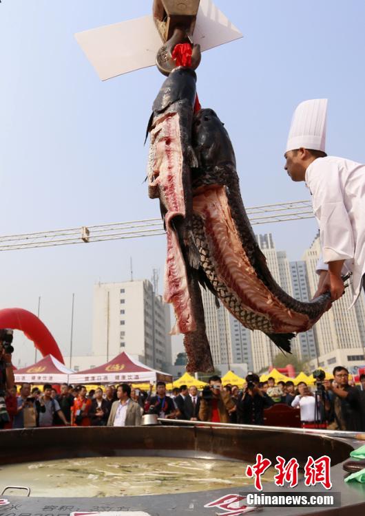 廚師對魚肉進(jìn)行處理。 圖片來源：CFP視覺中國