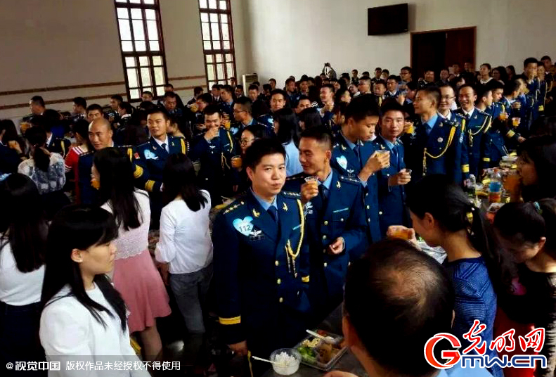 湖北武漢，“嫁人就嫁解放軍”，每年一屆的武漢軍旅姻緣會17日在駐漢空軍某指揮所文化活動中心舉行