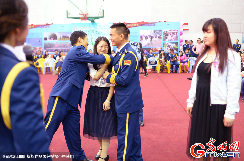 湖北武漢，“嫁人就嫁解放軍”，每年一屆的武漢軍旅姻緣會17日在駐漢空軍某指揮所文化活動中心舉行