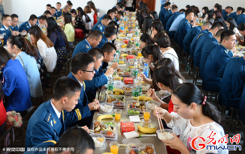 湖北武漢，“嫁人就嫁解放軍”，每年一屆的武漢軍旅姻緣會17日在駐漢空軍某指揮所文化活動中心舉行