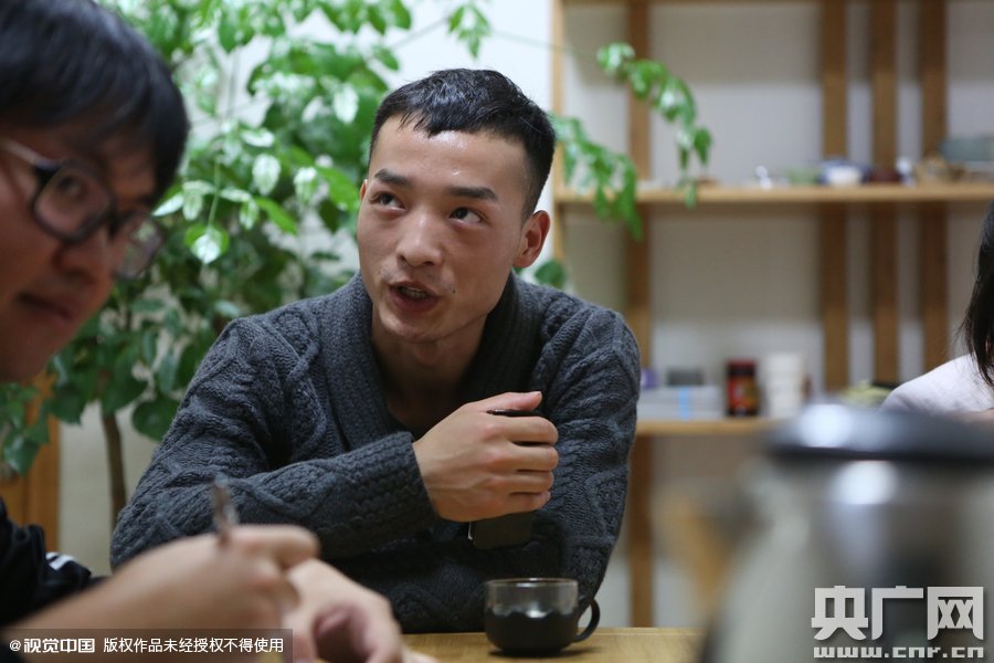網(wǎng)絡(luò)紅人葉良辰現(xiàn)身浙江臺州，接受記者的專訪。