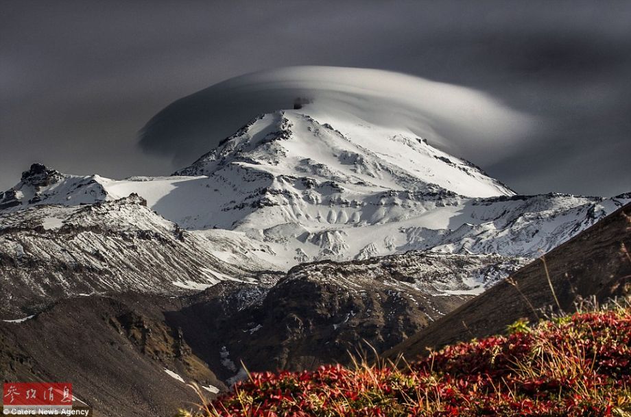 火山上籠罩著類似于外星飛碟形狀的云彩，場景猶如科幻大片。