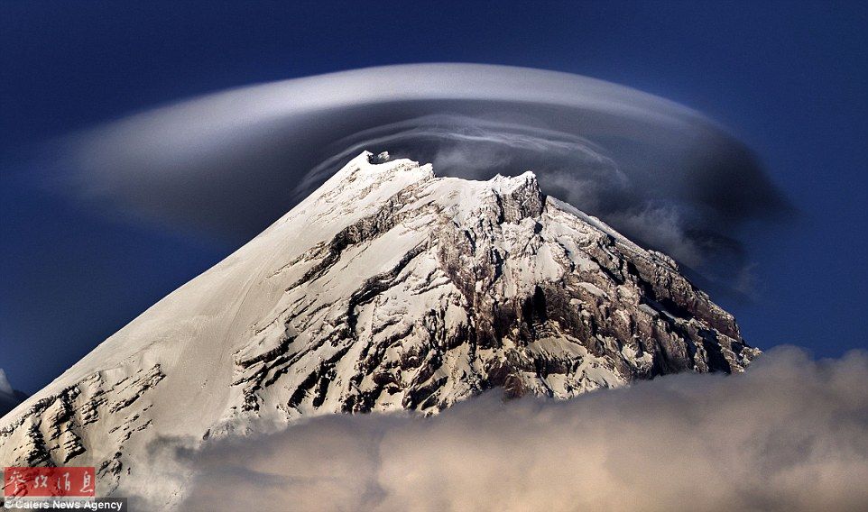 火山上籠罩著類似于外星飛碟形狀的云彩，場景猶如科幻大片。