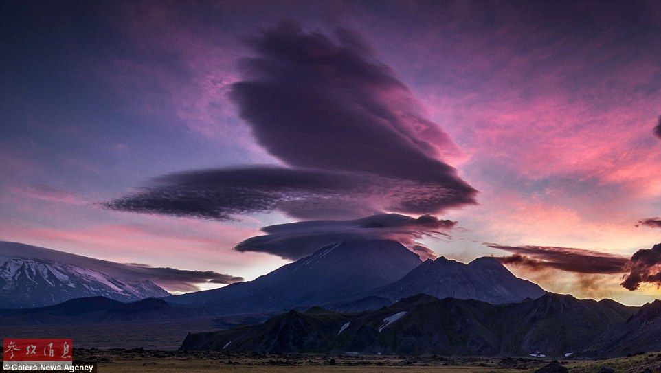 火山上籠罩著類似于外星飛碟形狀的云彩，場景猶如科幻大片。