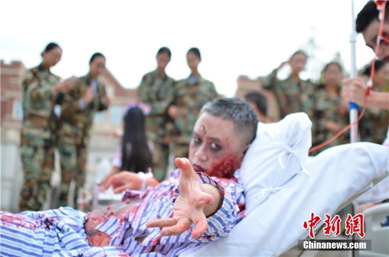 該校院長(zhǎng)也參與其中，與學(xué)生共同嗨翻校園。 何浠 攝