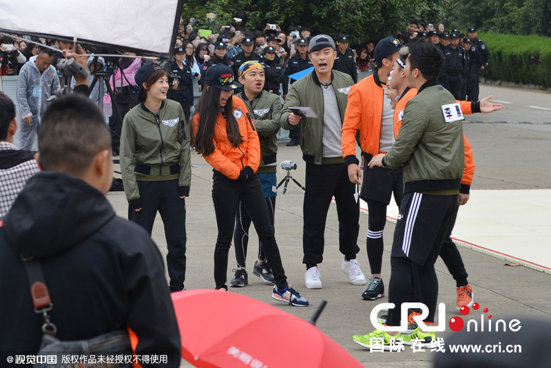 《奔跑吧兄弟》第三季劇組到南京錄制節(jié)目。