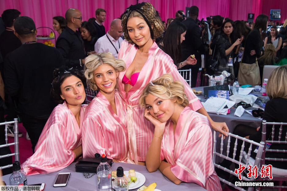 圖為模特Jacquelyn Jablonski（左起），Devon Windsor，Gigi Hadid和Rachel Hilbert在后臺合影。