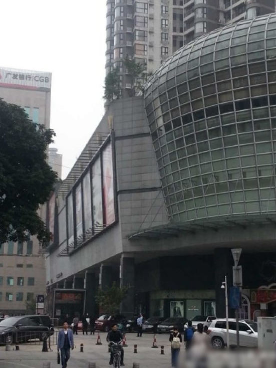 一輛停在停車(chē)位上的寶馬轎車(chē)，被墜落的樹(shù)枝砸中，樹(shù)枝徑直插入車(chē)內(nèi)，現(xiàn)場(chǎng)引發(fā)不少市民圍觀拍照。