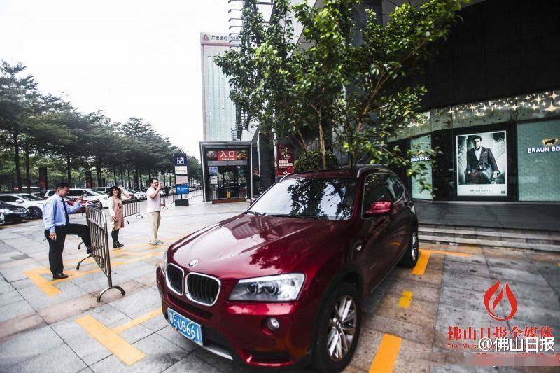 一輛停在停車(chē)位上的寶馬轎車(chē)，被墜落的樹(shù)枝砸中，樹(shù)枝徑直插入車(chē)內(nèi)，現(xiàn)場(chǎng)引發(fā)不少市民圍觀拍照。