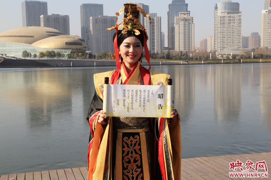 扮成羋月的女子叫小賈，今年27歲，家在鄭州，有房有車。