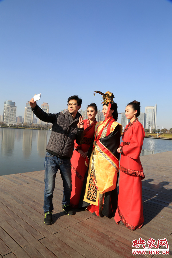 在比歌招親現(xiàn)場，有許多人圍觀拍照。