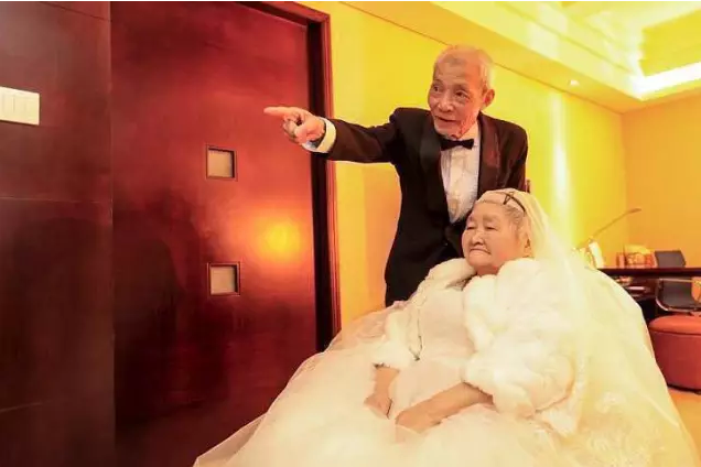 情人節(jié)最溫暖告白！84歲老人包下整樓示愛老伴