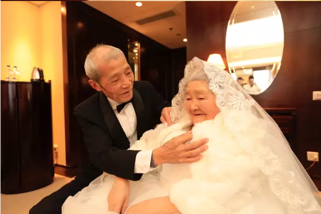 情人節(jié)最溫暖告白！84歲老人包下整樓示愛老伴