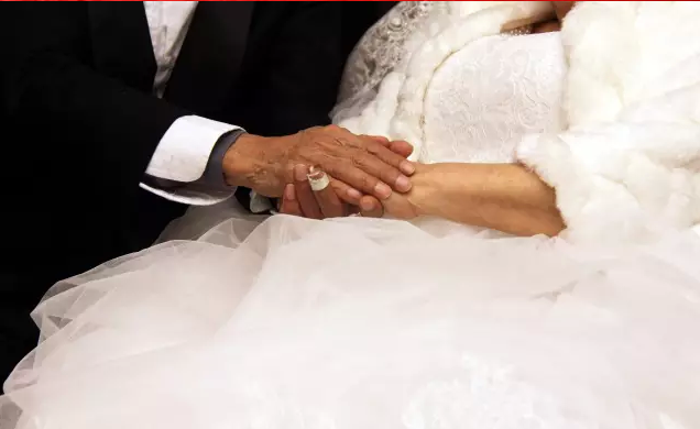 情人節(jié)最溫暖告白！84歲老人包下整樓示愛老伴