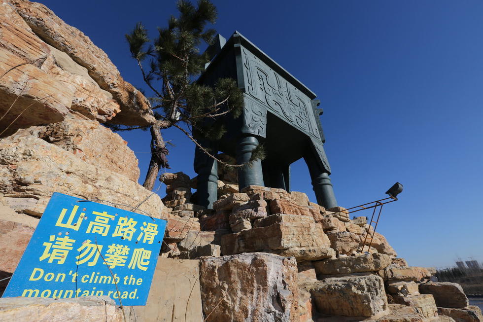 鄭州河邊建十米高銅鼎無防護 網(wǎng)友:不怕淹了？