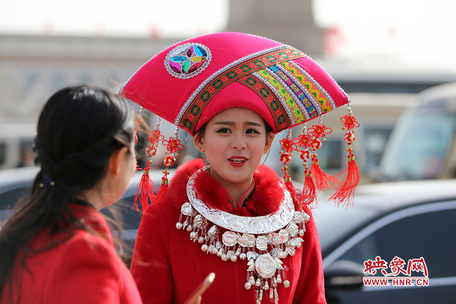 漂亮的頭飾配美女，回頭率相當高