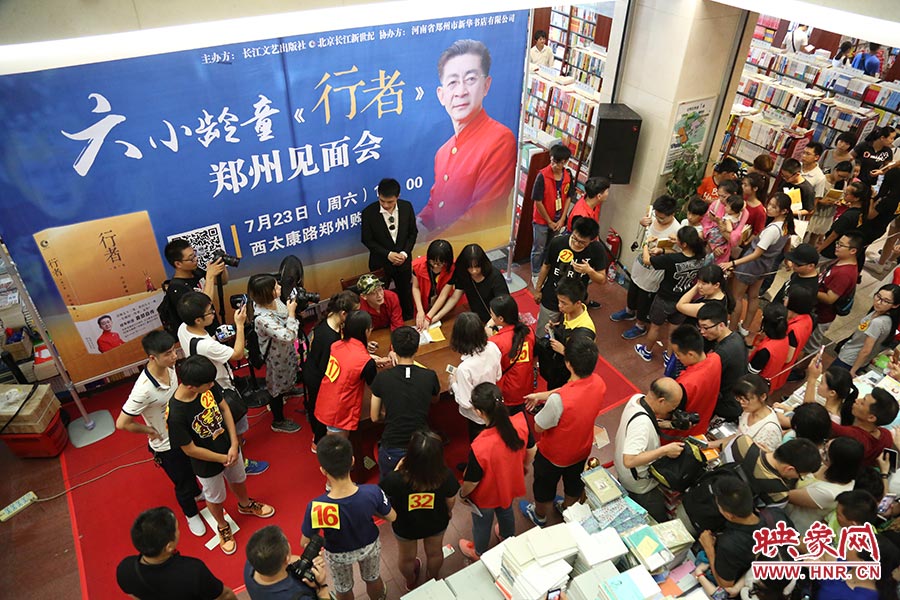 不到三個(gè)小時(shí)的簽售時(shí)間，六小齡童累計(jì)簽售自傳2900余冊(cè)，創(chuàng)造了鄭州購書中心的歷史記錄.jpg