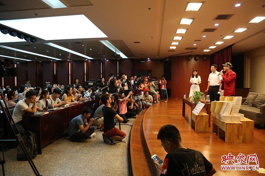 河南本土主流媒體基本全部到場，六小齡童接受記者提問。