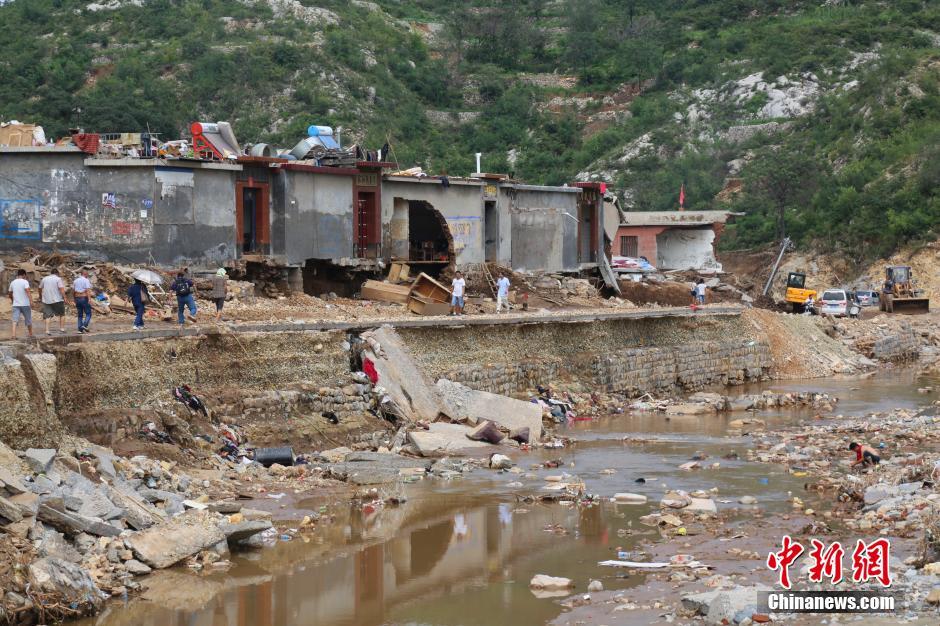 圖為都里鎮(zhèn)小河兩岸的民宅受損嚴(yán)重。