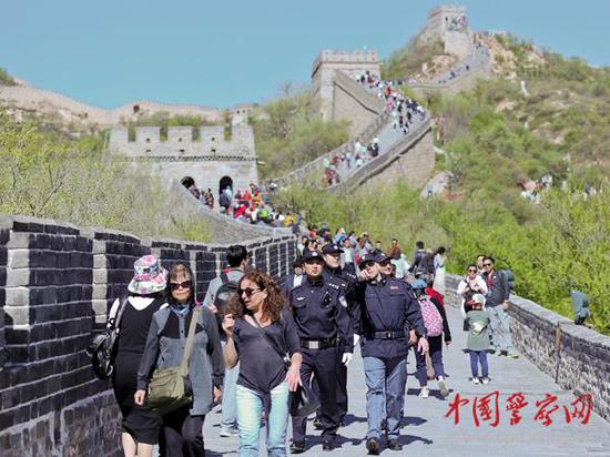 參加聯(lián)合巡邏的中意警察在長城上巡邏。本網(wǎng)記者 陳路坤 攝