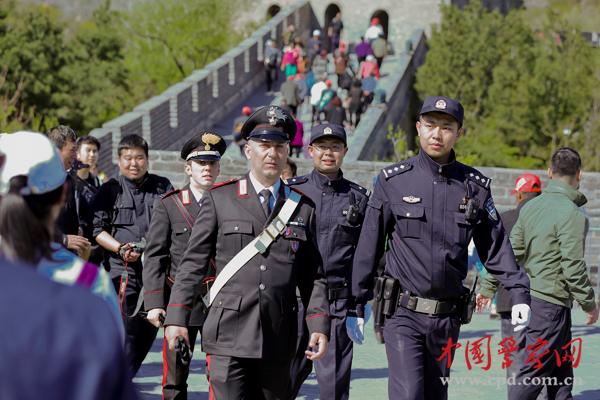 中意警察編隊(duì)巡邏。本網(wǎng)記者 陳路坤 攝