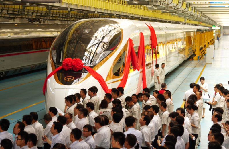 當日，由中國鐵路總公司牽頭組織研制、具有完全自主知識產(chǎn)權(quán)、達到世界先進水平的中國標準動車組被命名為“復興號”?！皬团d號”將于6月26日在京滬高鐵兩端的北京南站和上海虹橋站雙向首發(fā)。