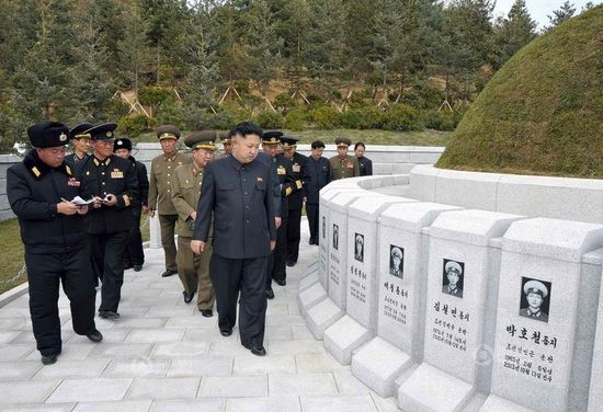 原文配圖：金正恩前往烈士墓拜祭。