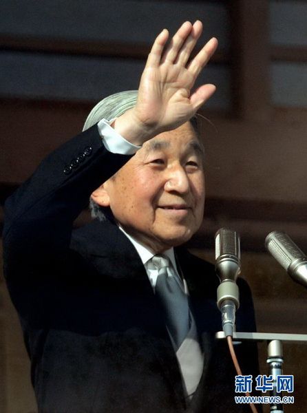當(dāng)?shù)貢r(shí)間12月23日，在位于日本東京的皇宮，日本明仁天皇向民眾致意。