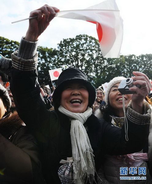 當(dāng)?shù)貢r(shí)間12月23日，在位于日本東京的皇宮，民眾向明仁天皇祝賀生日。