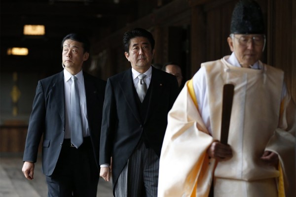 當(dāng)?shù)貢r(shí)間2013年12月26日，日本東京，日本首相安倍晉三抵達(dá)靖國(guó)神社。