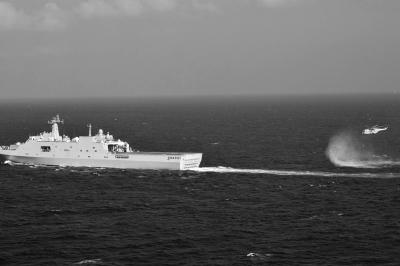 11日，抵達(dá)馬航飛機(jī)失聯(lián)海區(qū)的海軍井岡山艦與艦載直升機(jī)協(xié)同展開(kāi)立體搜救行動(dòng)。新華社發(fā)