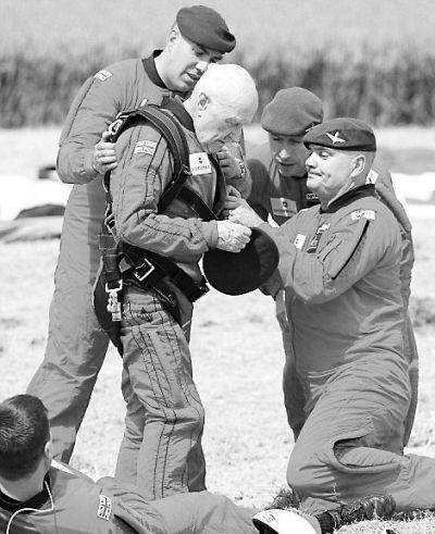 89歲的赫頓再次于70年前同一地點參加雙人跳傘。