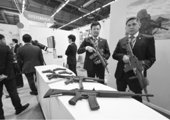 　日本企業(yè)在歐洲國(guó)際防務(wù)展上展示橡膠槍。