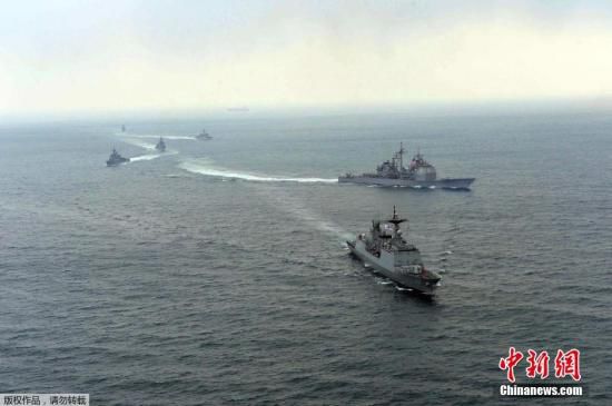 資料圖： 2014年3月14日，韓國與美國軍艦參加韓美2014“鷂鷹”聯(lián)合軍演。