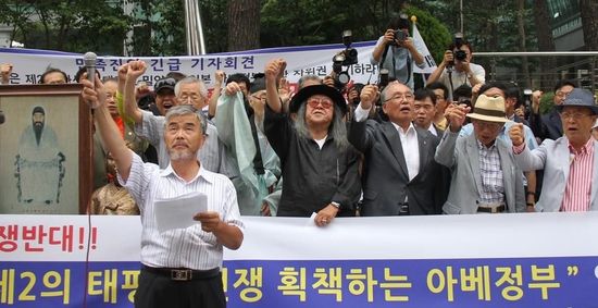 7月2日，在韓國首爾的日本駐韓國大使館前，民眾手持標(biāo)語參加抗議活動。