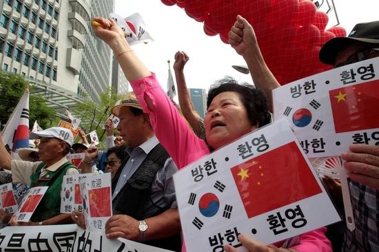 7月2日，在中國駐韓使館前，韓國民眾集會歡迎中國國家主席習(xí)近平訪韓，并打出寫有“釣魚島是中國的土地”字樣。