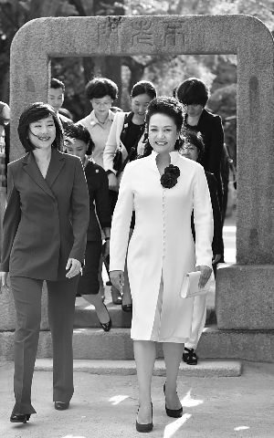 昨天，彭麗媛在韓國(guó)代理“第一夫人”趙允旋左的陪同下參觀昌德宮。
