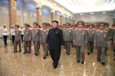金正恩率領(lǐng)軍隊(duì)領(lǐng)導(dǎo)人等前往平壤錦繡山太陽(yáng)宮瞻仰了金日成、金正日的遺容。