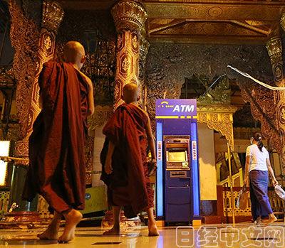 緬甸仰光大金塔寺也擺有ATM機。