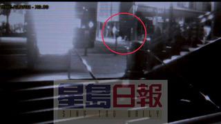 視頻拍到一名兇徒不斷踢打林泰紅圈內(nèi)。美國(guó)《星島日?qǐng)?bào)》