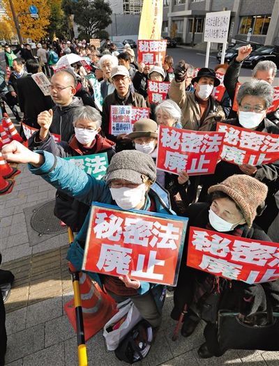 10日，日本東京，民眾聚集在首相官邸前，抗議當(dāng)天生效的《特定秘密保護(hù)法》。