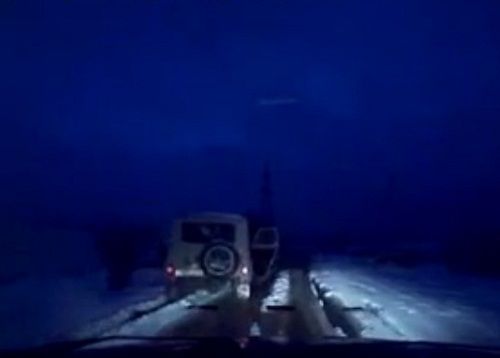 　　警察成功打開可疑汽車的車門并登上汽車，司機見狀立即停車及棄車逃走，警察則下車繼續(xù)追捕司機。