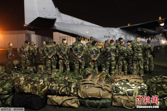 當(dāng)?shù)貢r(shí)間1月7日，法國軍人抵達(dá)巴黎布爾歇機(jī)場。他們將被部署在巴黎，以增強(qiáng)巴黎市的安保力量。