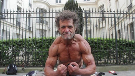 巴黎50歲流浪漢薩亞戈·雅克擁有一身壯碩的肌肉。（網(wǎng)頁(yè)截圖）