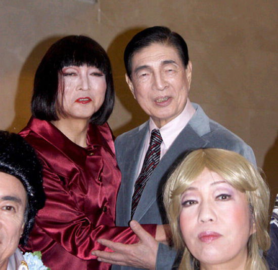 日本前首相鳩山由紀(jì)夫（后排左一）女性扮相演出音樂?。ňW(wǎng)頁截圖）