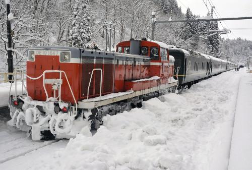 JR一臥鋪特急列車，因大雪在JR奧羽線津輕湯站附近拋錨，約130名乘客不得不在車上過夜。