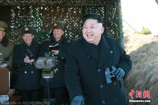 資料圖：當(dāng)?shù)貢r(shí)間2015年1月31日，據(jù)朝鮮《勞動(dòng)新聞》報(bào)道，朝鮮最高領(lǐng)導(dǎo)人近日視察朝鮮海空軍聯(lián)合演習(xí)，演習(xí)中還出動(dòng)了戰(zhàn)斗機(jī)和潛艇。