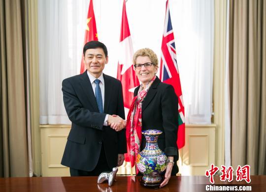圖示省長韋恩（右）與薛冰總領事首度官式會晤?！“彩?攝