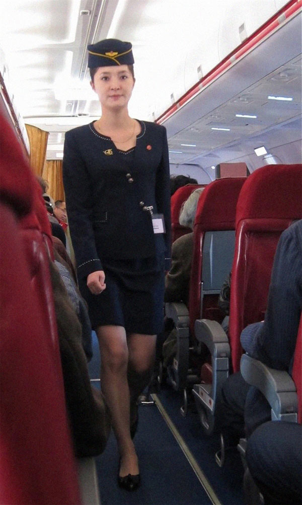 朝鮮領導人金正恩最近下令國營高麗航空的女空服員改穿比較短、比較緊的裙子。